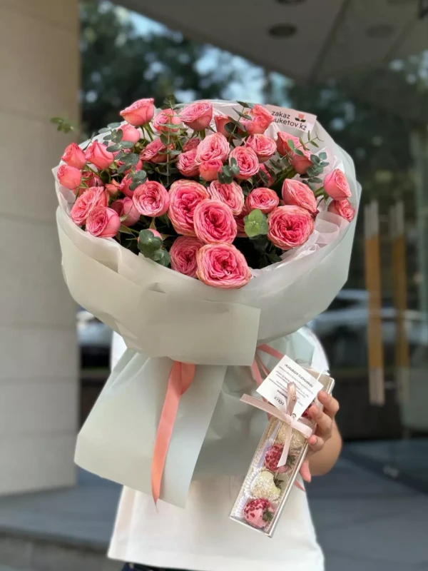Сет "Хави" — «Сет Хави» — подарочный сет Dolce Sweets из 2 ягод клубники в белом шоколаде и 3 ягод клубники в цветном…